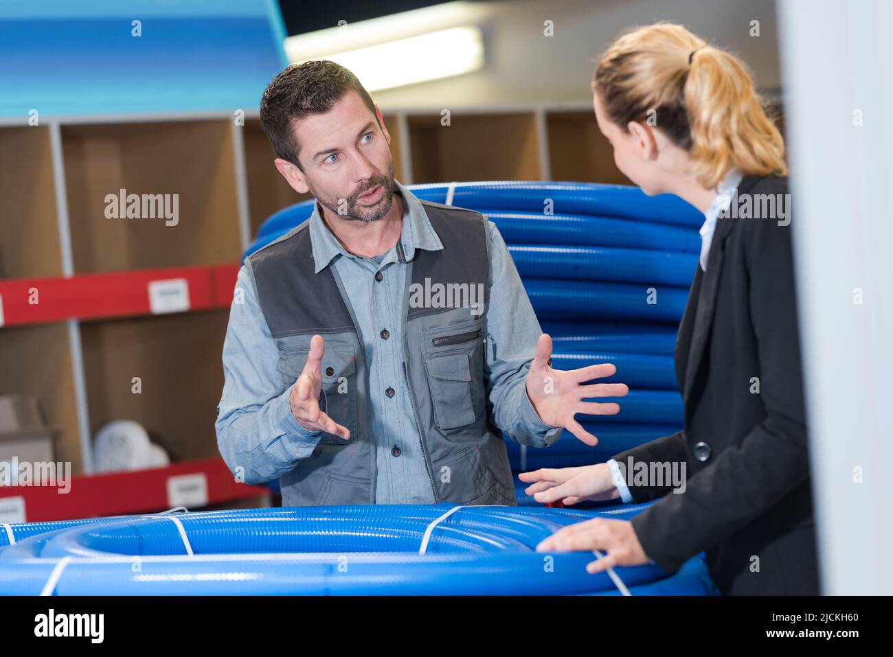 ca ha orrugated i lavoratori dell'industria di tubi Foto Stock