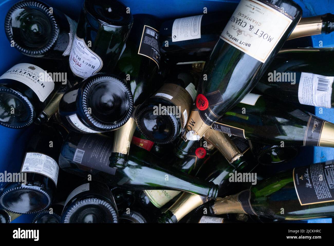 Raccolta di bottiglie di champagne vuote Foto Stock