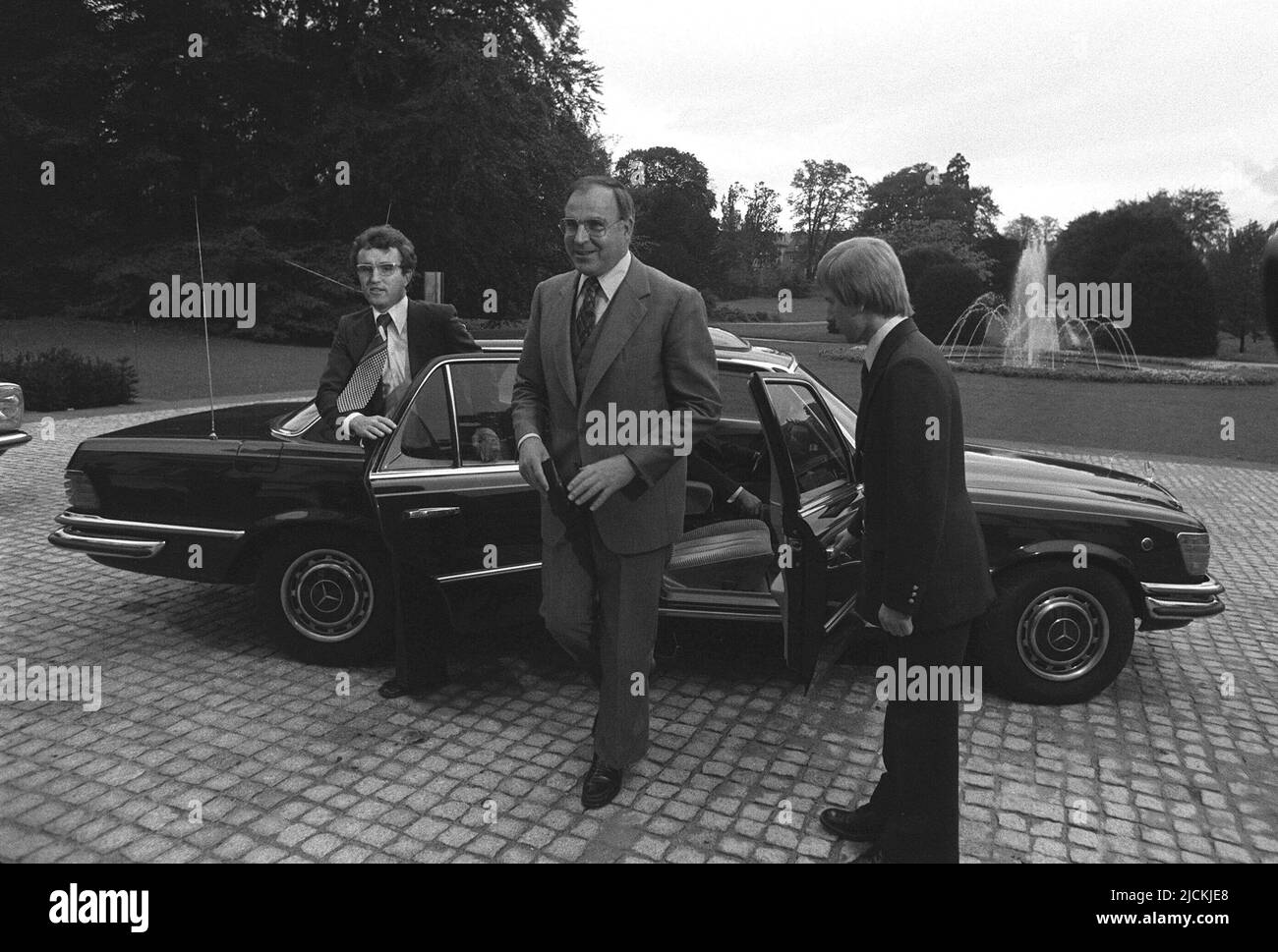 ARCHIVIO FOTOGRAFICO: 5 anni fa, il 16 giugno 2017, Helmut KOHL, Helmut KOHL, La Germania, politico, presidente della CDU, è morta, esce dall'auto, di fronte al giardino del Palais Schaumburg, visita il presidente federale Walter Scheel, QF Â Foto Stock