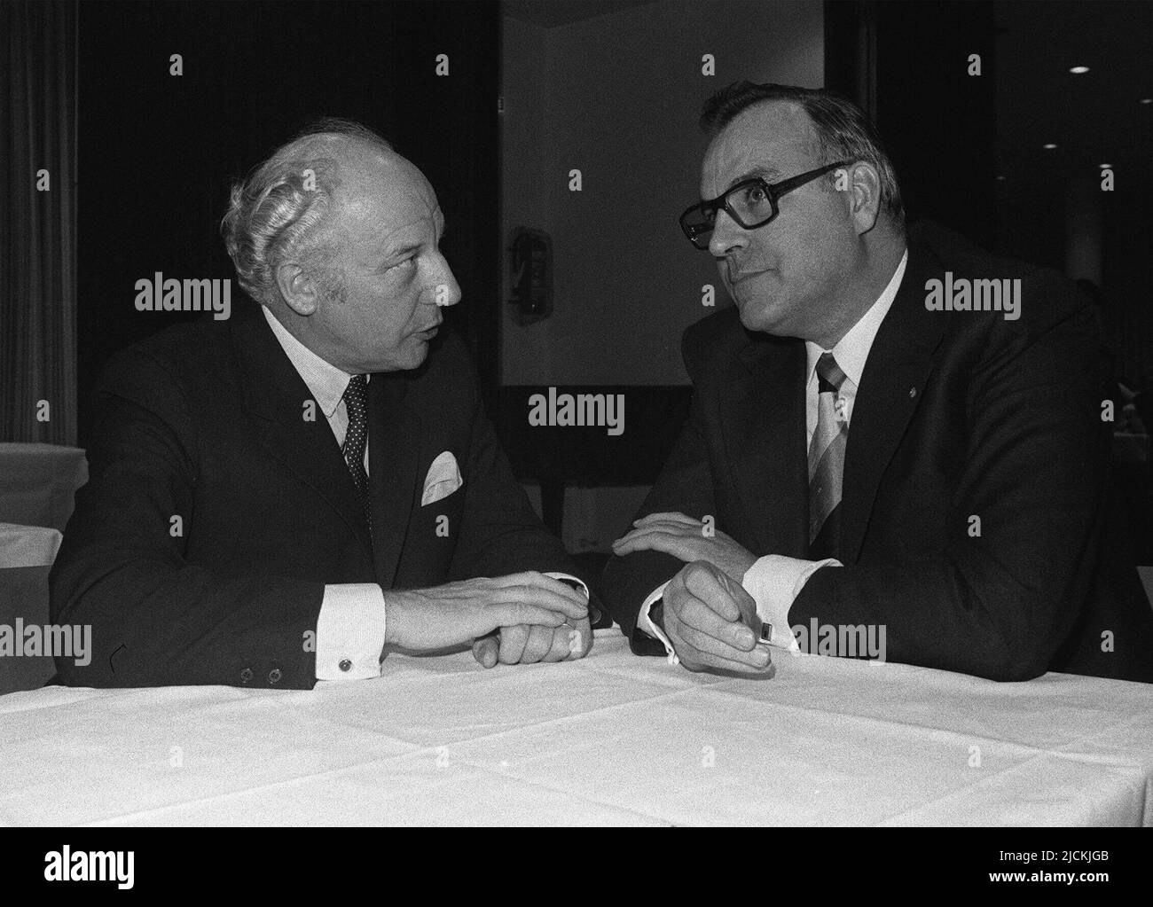 ARCHIVIO FOTO: 5 anni fa, il 16 giugno 2017, Helmut KOHL, Helmut KOHL (a destra) è morto in conversazione con Walter SCHEEL, FDP. Â Foto Stock