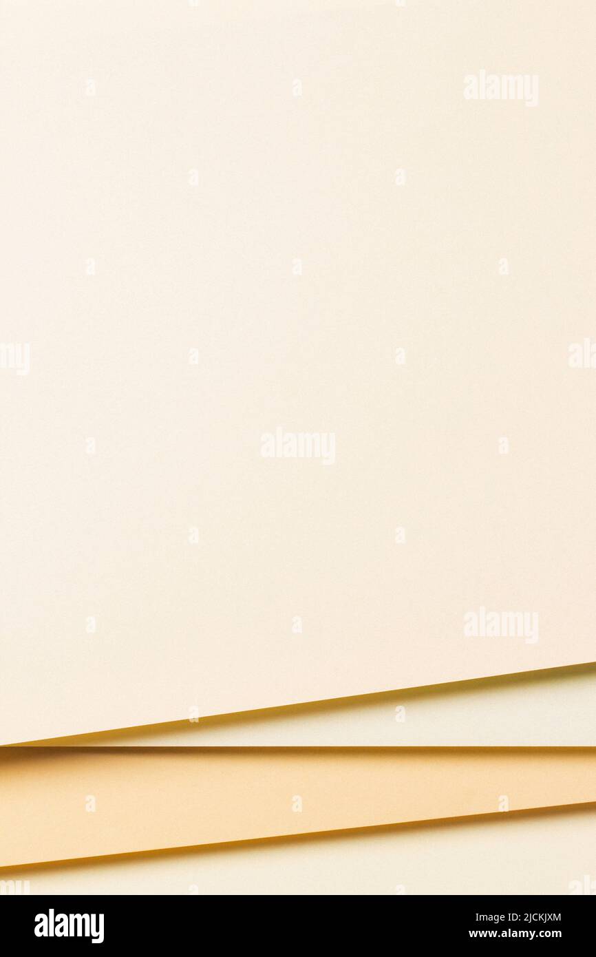 Sfondo della trama della carta colorata astratta. Composizione verticale minima con forme geometriche e linee in tonalità neutre di colore marrone beige Foto Stock