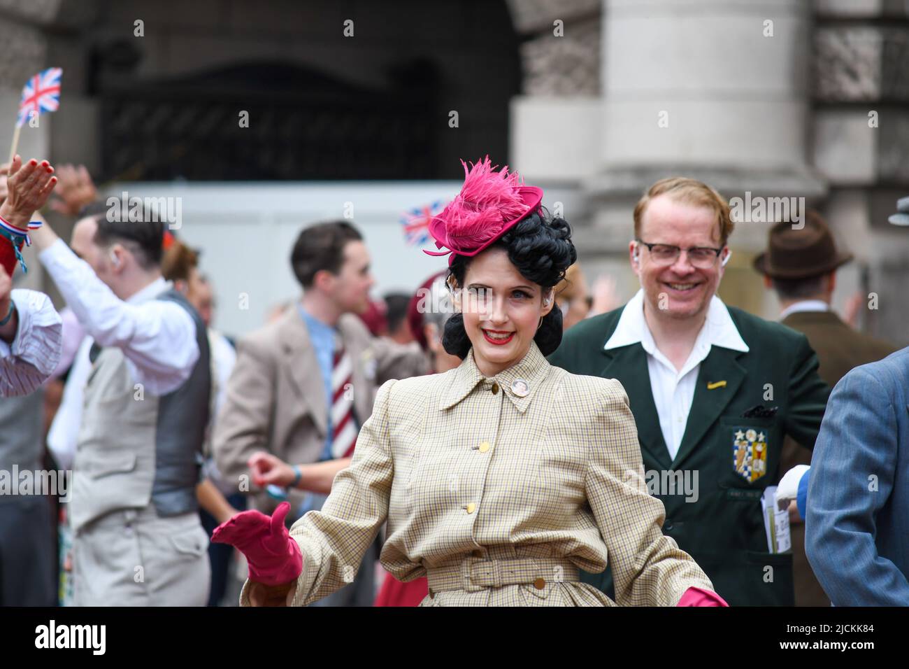 Londra, UK, 5th giu 2022, Platinum Jubilee Pageant lungo il Mall. Da Westminister a Buckingham Palace. Il tempo delle nostre vite, parte 2 del Pageant. La corteo giubilante mostra i 70 anni del Regno di Elisabetta dal 1952 al 2022. 1950s in questa parte, Andrew Lalchan Photography/Alamy Live News Foto Stock