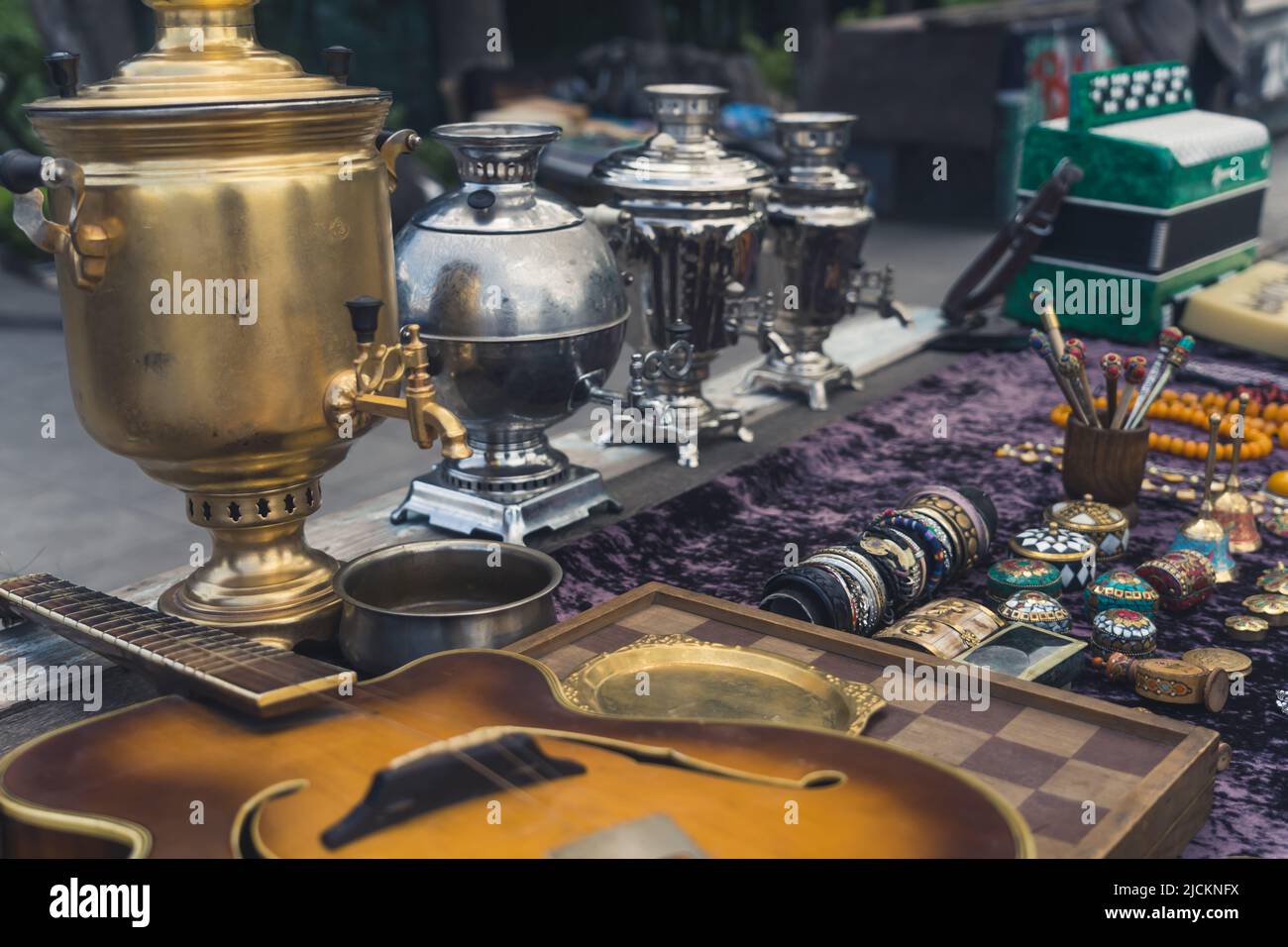Antiquariato e antichi oggetti retrò sul mercato locale di strada, Tbilisi, Georgia. Foto di alta qualità Foto Stock