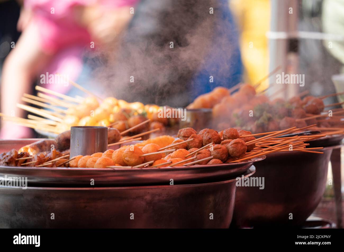 Un primo piano di polpette di maiale sugli spiedini - fast food al Magic of Thailand Festival al Basingstoke War Memorial Park. Giugno 12th 2022. Inghilterra Foto Stock