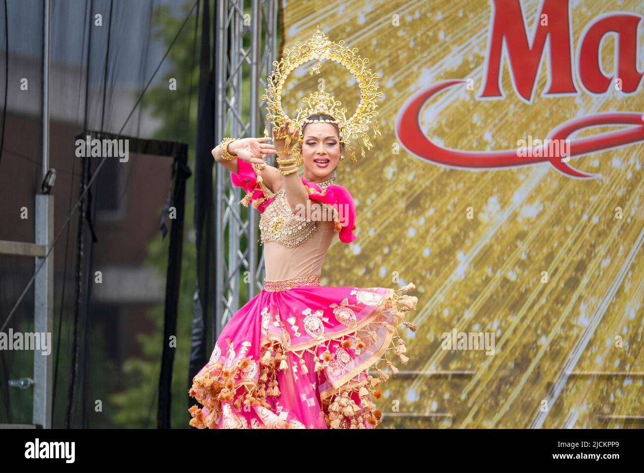 Cantante e interprete thailandese sul palco al Magic of Thailand Festival al Basingstoke War Memorial Park. Giugno 12th 2022. Inghilterra Foto Stock