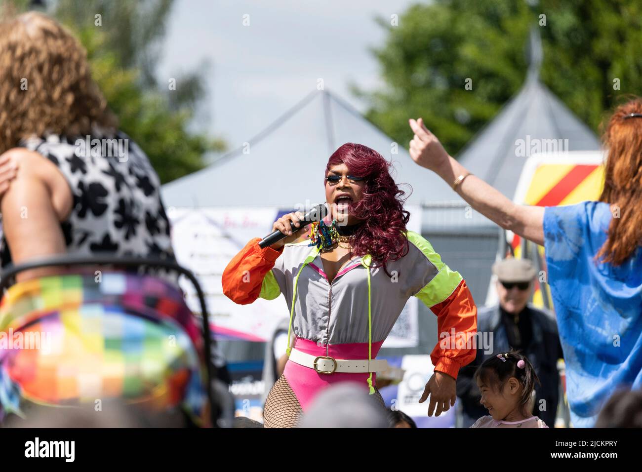 Una cantante (donna ragazzo) e camminare tra la folla al Magic of Thailand Festival al Basingstoke War Memorial Park. Giugno 12th 2022. Inghilterra Foto Stock