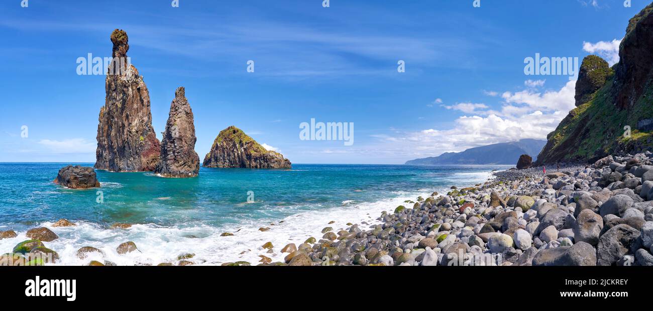 Formazione rocciosa sulla spiaggia di Ribeira da Janela, Port Moniz, Costa Nord dell'Isola di Madeira, Portogallo Foto Stock