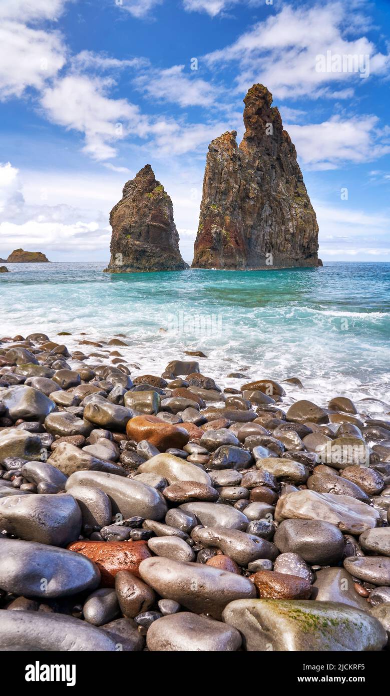 Formazione rocciosa sulla spiaggia di Ribeira da Janela, Port Moniz, Costa Nord dell'Isola di Madeira, Portogallo Foto Stock