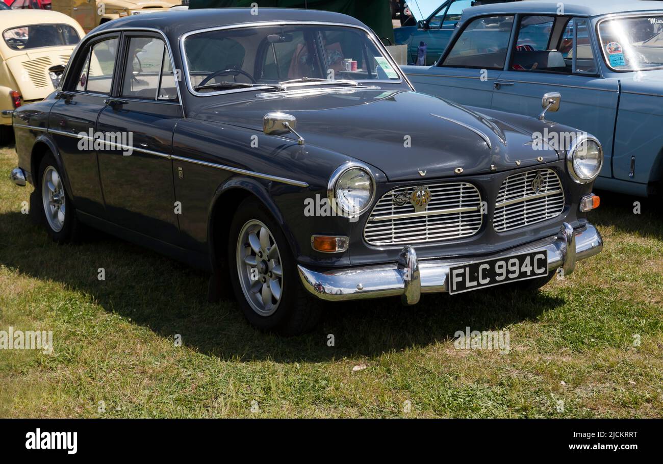 Vista frontale di tre quarti di un grigio, 1965, Volvo Amazon, in mostra al Deal Classic Car Show 2022 Foto Stock