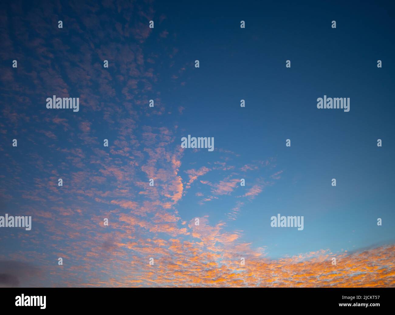 Bellissimo tramonto o cielo di alba con interessante formazione di nuvole sull'isola di Faial nelle Azzorre in Portogallo spazio vuoto per tipo formato orizzontale Foto Stock