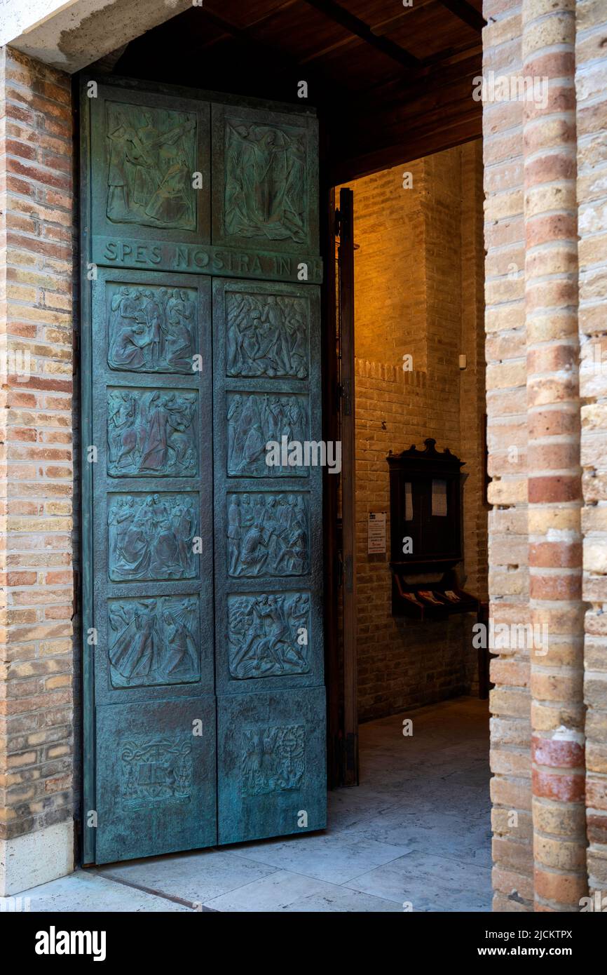 Chiesa di Santa Maria Assunta in Cielo, porta d'ingresso Bronzo, Montecassiano, Marche, Italia, Europa Foto Stock