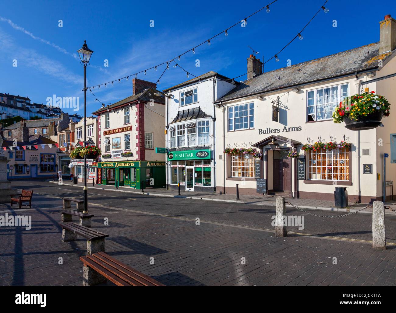 Regno Unito, Inghilterra, Devon, Torbay, Brixham, Pub e negozi tradizionali sullo Strand Foto Stock