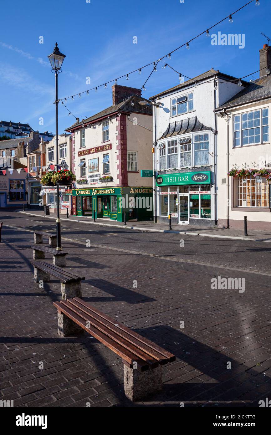 Regno Unito, Inghilterra, Devon, Torbay, Brixham, Pub e negozi tradizionali sullo Strand Foto Stock