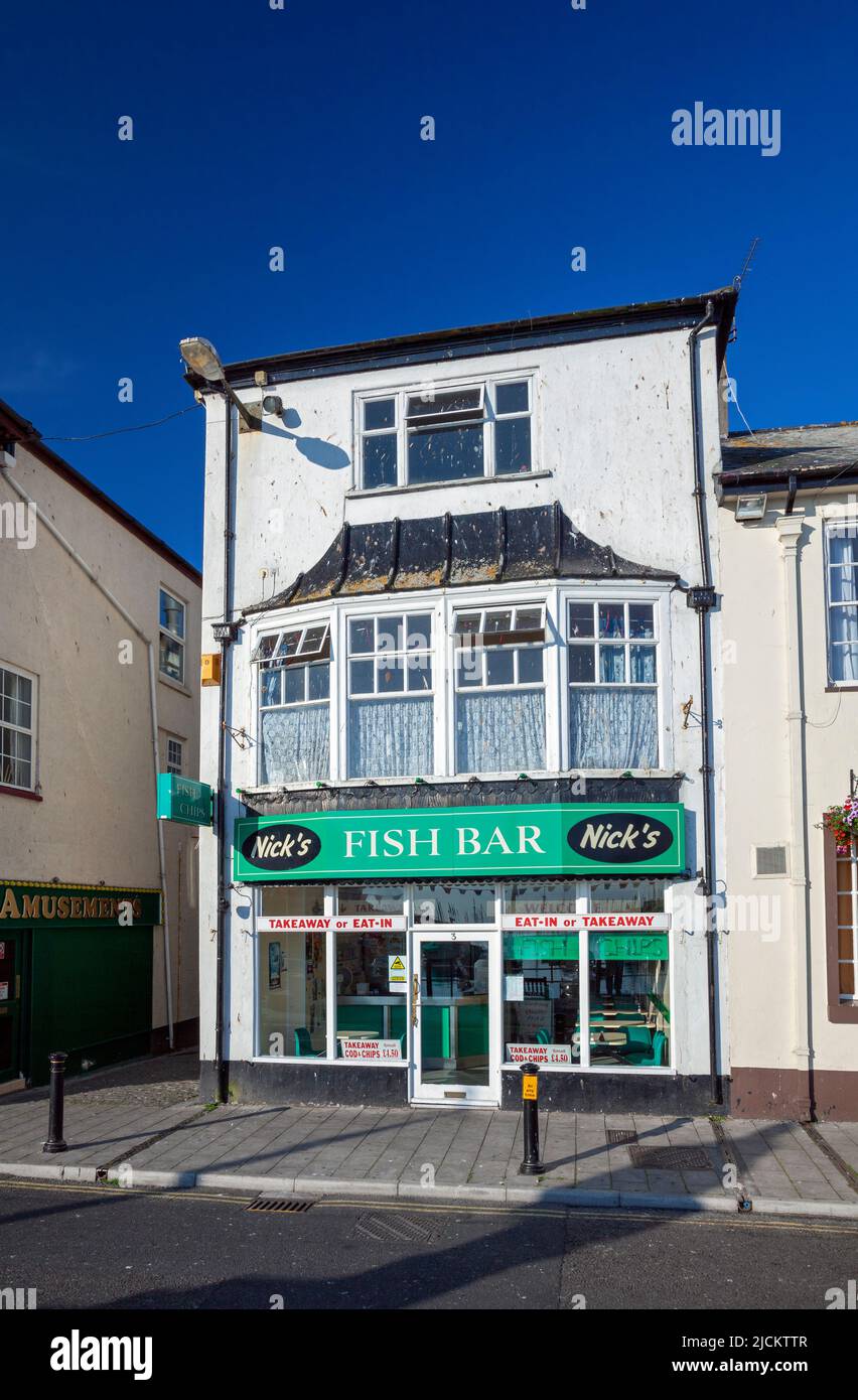 Regno Unito, Inghilterra, Devon, Torbay, Brixham, 'Nick's Fish Bar' un ristorante tradizionale di pesce e patatine sullo Strand Foto Stock