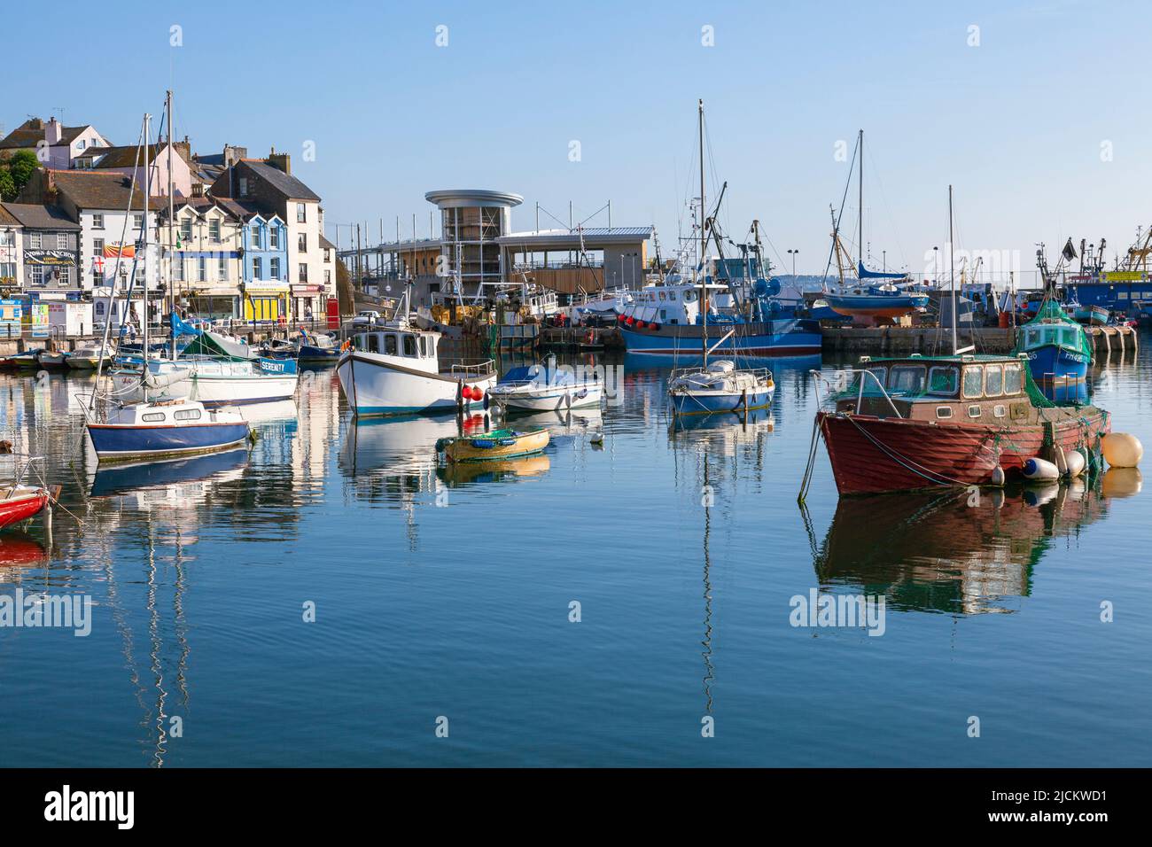 Regno Unito, Inghilterra, Devon, Torbay, Brixham Harbour con The Quay e New Quay Foto Stock