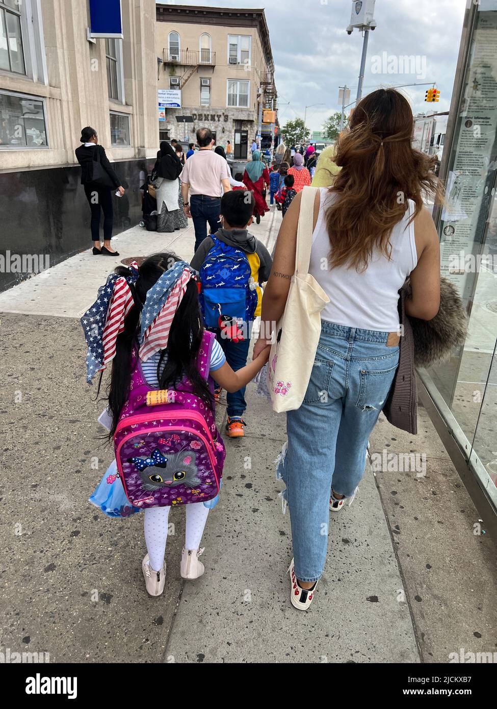 Mamma con la bambina a casa dalla scuola su McDonald Avenue a Brooklyn, New York. Foto Stock