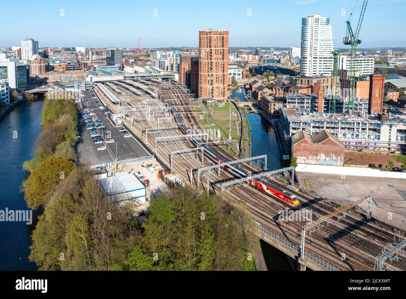 LNER 1745 da Leeds a Londra Kings Cross parte dalla stazione di Leeds. Sulla sinistra si trova il fiume Aire sulla destra si trova il canale Leeds Liverpool. 20th aprile 2022. Foto Stock