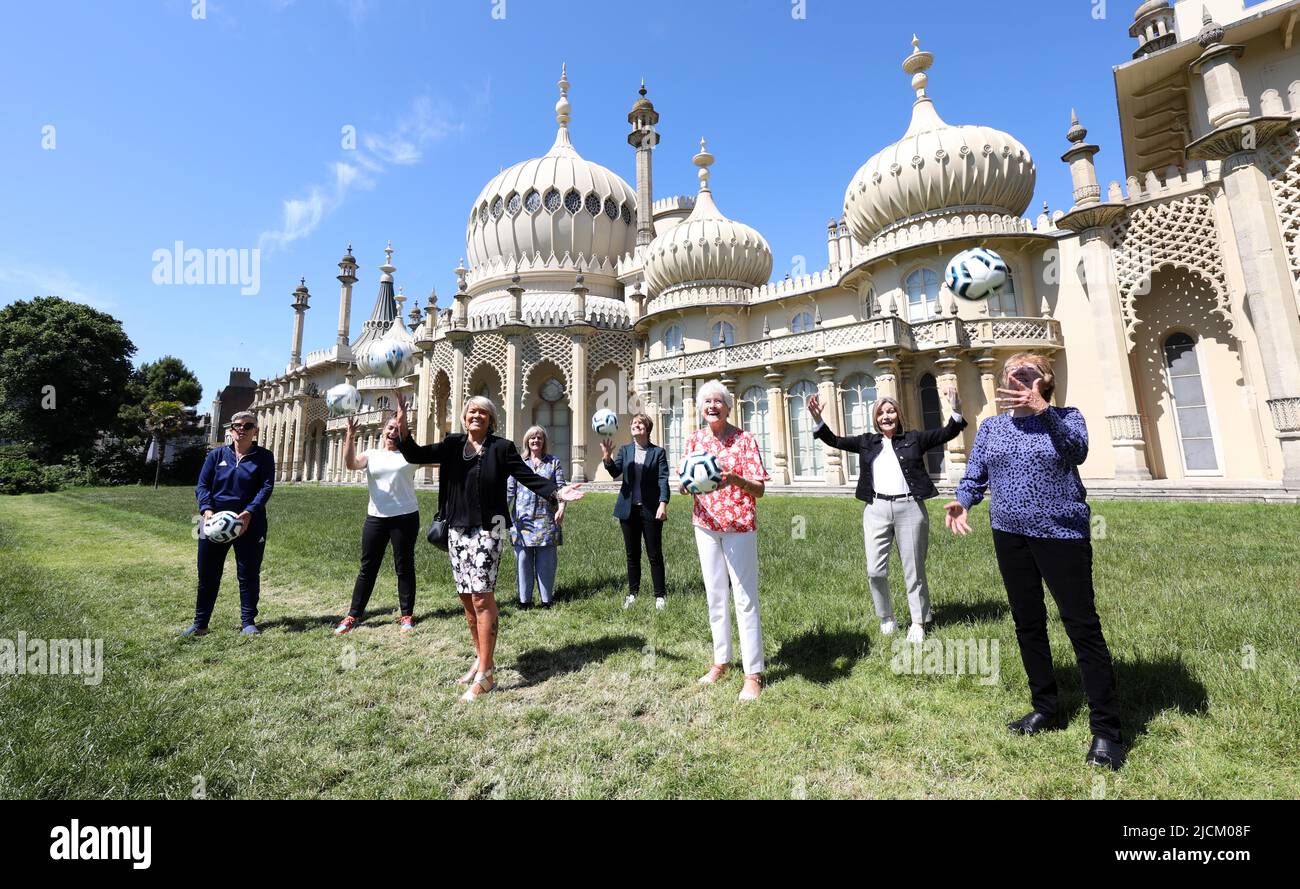 Brighton, Regno Unito. 14th giugno 2022. Goal Power Football femminile 1894-2022 Exhibition lancia fuori dal Royal Pavillion di Brighton. L-R Chris Lockwood, Maggie Murphy, Rose Reilly, Leah Caleb, Kelly Simmons, Giugno Jaycocks, Gill Sayell e Eileen Bourne credito: James Boardman/Alamy Live News Foto Stock