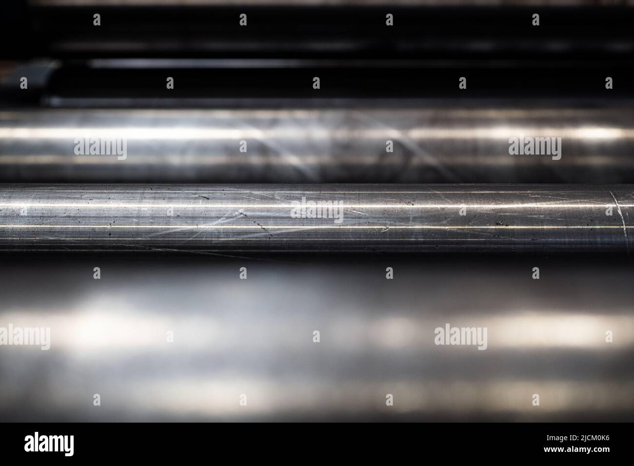 Superficie di fondo piastra in acciaio spazzolato orizzontale, primo piano Foto Stock