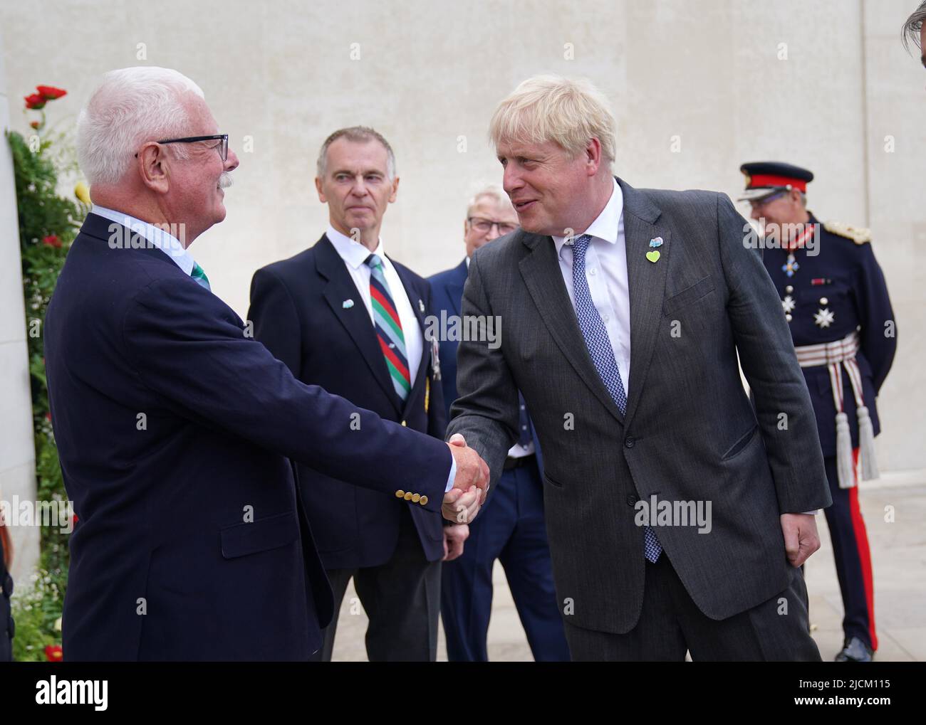 Il primo Ministro Boris Johnson incontra i veterani al National Memorial Arboretum di Alrewas, Staffordshire, prima di un servizio per celebrare il 40th anniversario della liberazione delle Isole Falkland. Data foto: Martedì 14 giugno 2022. Foto Stock