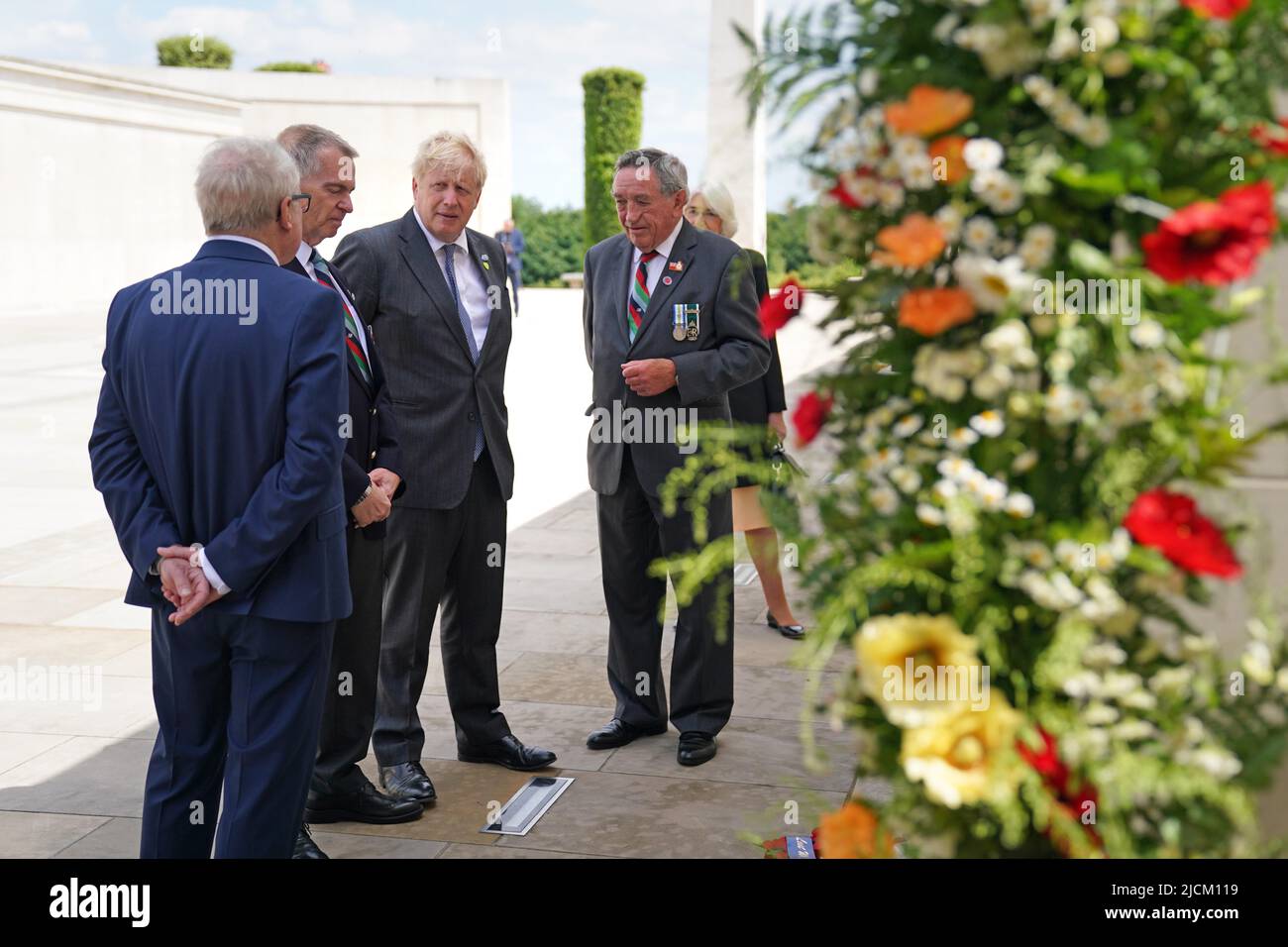 Il primo Ministro Boris Johnson (3rd a sinistra) al National Memorial Arboretum di Alrewas, Staffordshire, prima di un servizio per celebrare il 40th anniversario della liberazione delle Isole Falkland. Data foto: Martedì 14 giugno 2022. Foto Stock