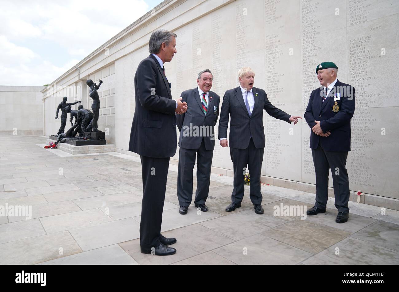 Il primo Ministro Boris Johnson (2nd a destra) al National Memorial Arboretum di Alrewas, Staffordshire, prima di un servizio per celebrare il 40th anniversario della liberazione delle Isole Falkland. Data foto: Martedì 14 giugno 2022. Foto Stock