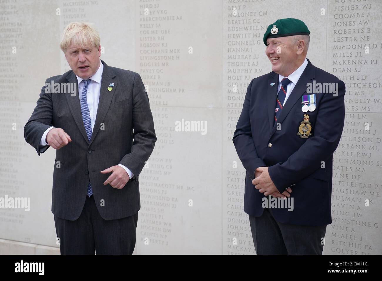 Il primo Ministro Boris Johnson (a sinistra) incontra i veterani al National Memorial Arboretum di Alrewas, Staffordshire, prima di un servizio per celebrare il 40th anniversario della liberazione delle Isole Falkland. Data foto: Martedì 14 giugno 2022. Foto Stock