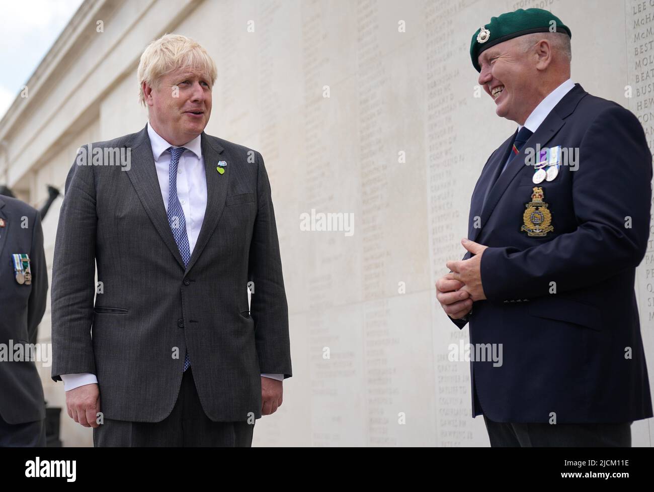 Il primo Ministro Boris Johnson (a sinistra) incontra i veterani al National Memorial Arboretum di Alrewas, Staffordshire, prima di un servizio per celebrare il 40th anniversario della liberazione delle Isole Falkland. Data foto: Martedì 14 giugno 2022. Foto Stock
