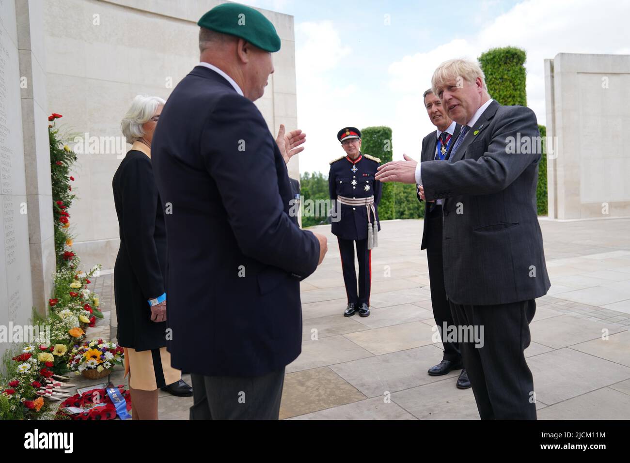 Il primo Ministro Boris Johnson incontra i veterani al National Memorial Arboretum di Alrewas, Staffordshire, prima di un servizio per celebrare il 40th anniversario della liberazione delle Isole Falkland. Data foto: Martedì 14 giugno 2022. Foto Stock