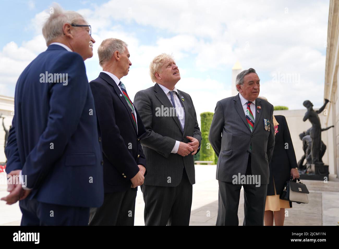 Il primo ministro Boris Johnson (centro) guarda i nomi del personale britannico che ha perso la vita nella Guerra delle Falklands al Memoriale delle forze armate al National Memorial Arboretum ad Alrewas, Staffordshire, prima di un servizio per celebrare il 40th anniversario della liberazione delle Isole Falkland. Data foto: Martedì 14 giugno 2022. Foto Stock