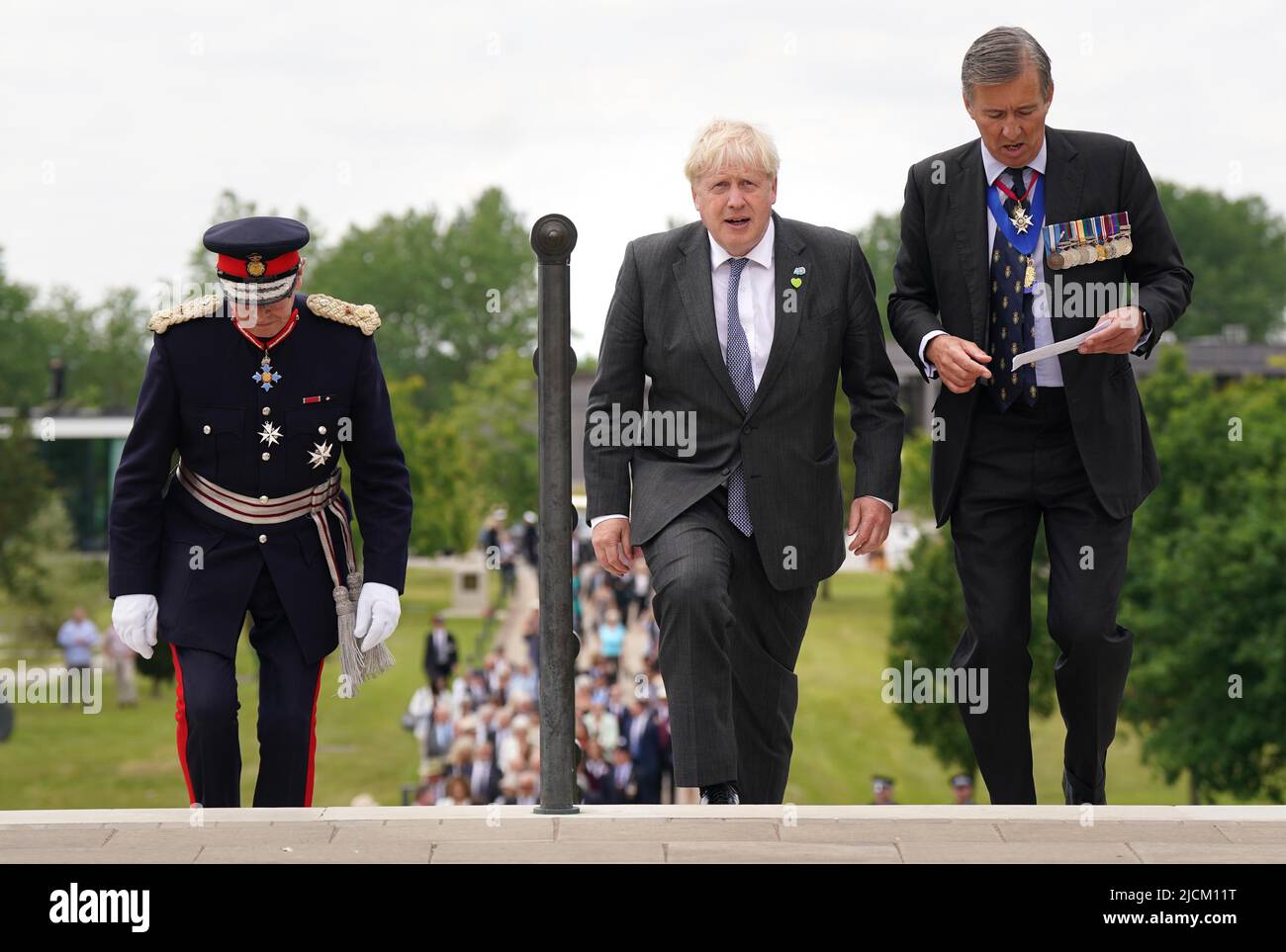 Il primo Ministro Boris Johnson (centro) al National Memorial Arboretum di Alrewas, Staffordshire, prima di un servizio per celebrare il 40th anniversario della liberazione delle Isole Falkland. Data foto: Martedì 14 giugno 2022. Foto Stock