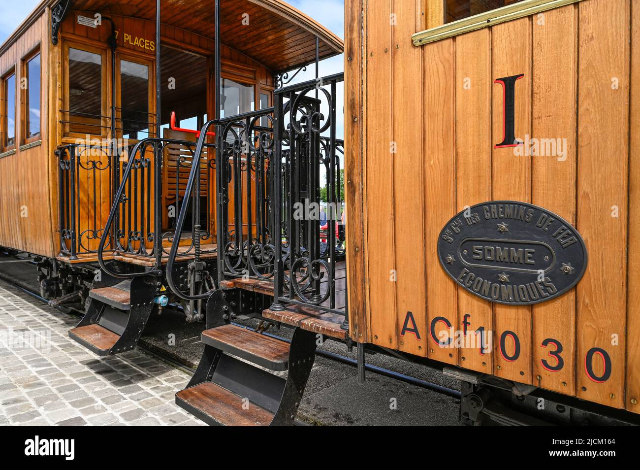 Vagoni di legno della ferrovia museo Chemin de Fer de la Baie de Somme a Saint-Valery-sur-Somme, Picardie, Francia Foto Stock