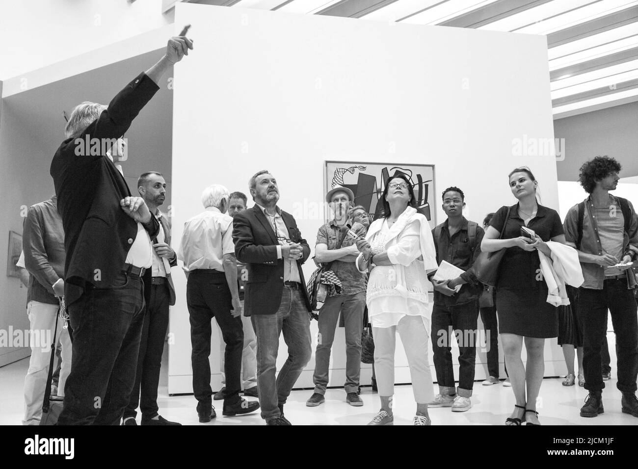 Discussione di fronte ad una foto di Fernand Leger nel suo studio. Mostra 'Fernand Leger, la vie a bras-le-Corps' presentata al Museo Soulages. Francia, Rodez il 13 giugno 2022. Foto di Patricia Huchot-Boissier/ABACAPRESS.COM Foto Stock