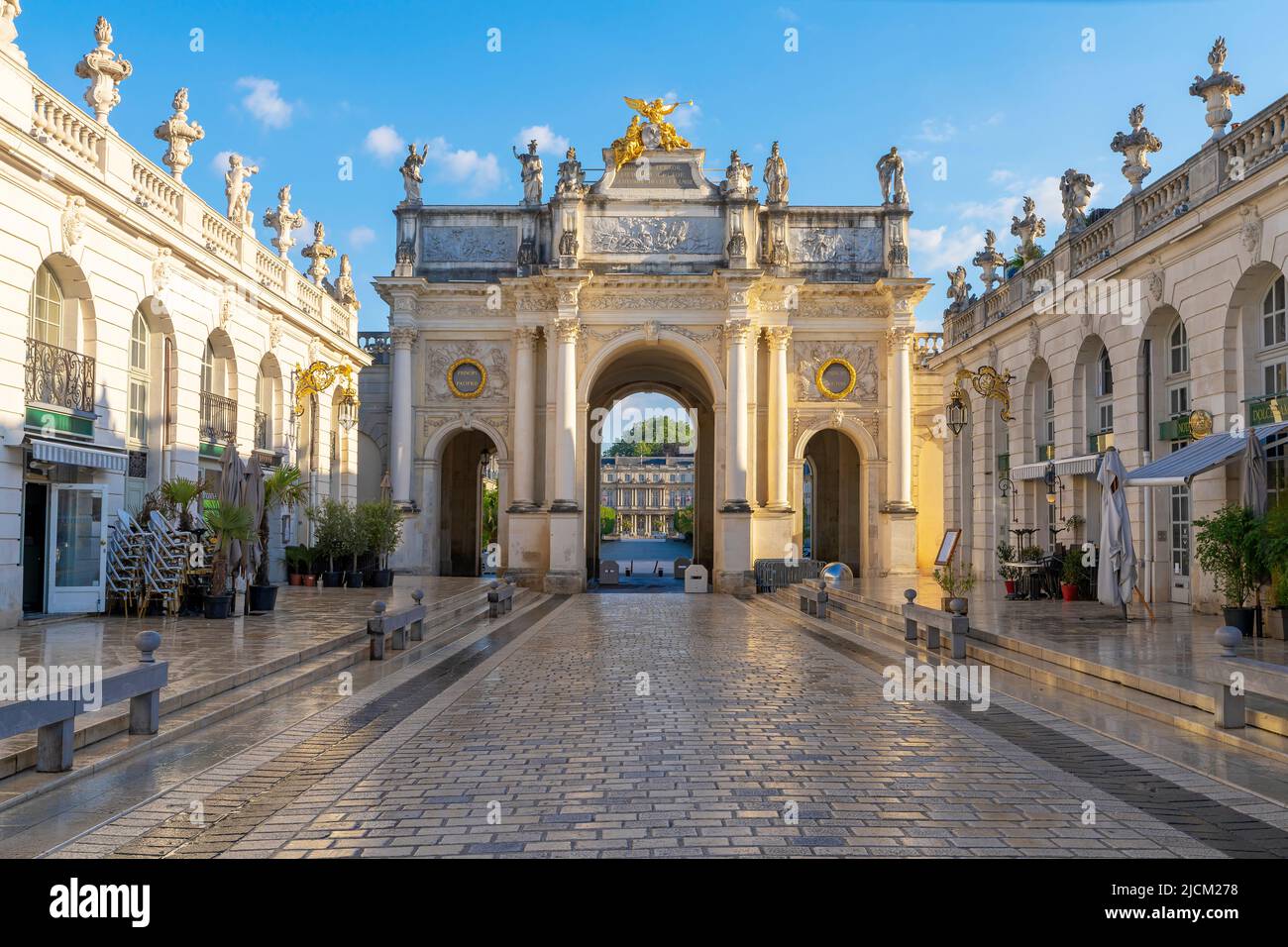 L'Arco Héré ('Arco di Héré'). Place Stanislas è una grande piazza nella città di Nancy, nella regione storica della Lorena. Francia. Costruito nel 1752-1756 presso il Req Foto Stock