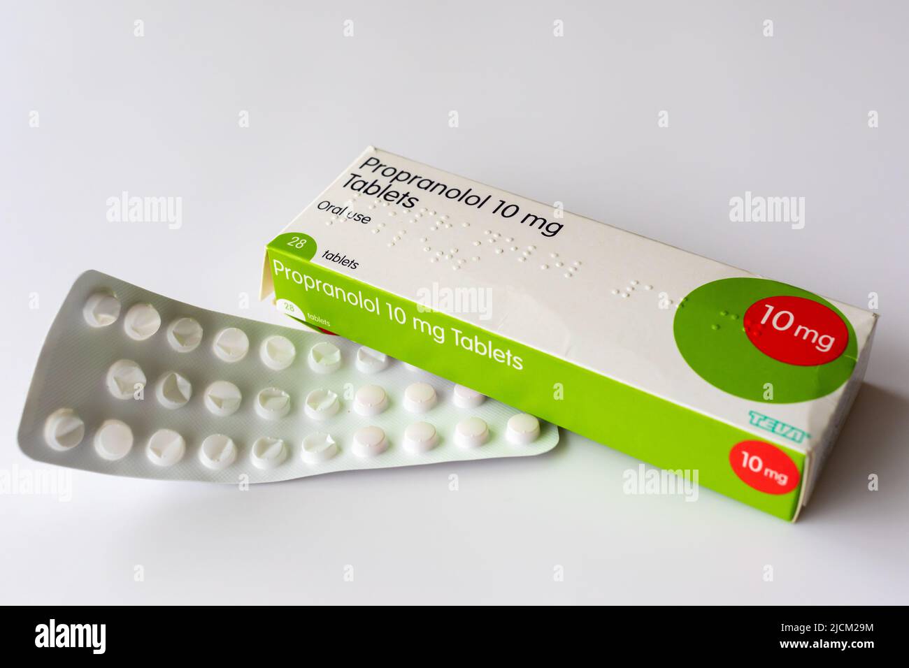 Fotografia di una scatola di compresse di Propranolol 10 mg, un beta bloccante usato per trattare la pressione alta, problemi cardiaci, tremori e ansia Foto Stock