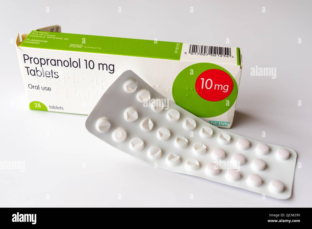 Fotografia di una scatola di compresse di Propranolol 10 mg, un beta bloccante usato per trattare la pressione alta, problemi cardiaci, tremori e ansia Foto Stock