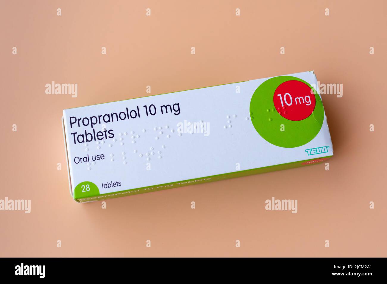 Fotografia di una scatola di compresse di Propranolol 10 mg, un beta bloccante usato per trattare la pressione alta, problemi cardiaci, tremori e ansia Foto Stock