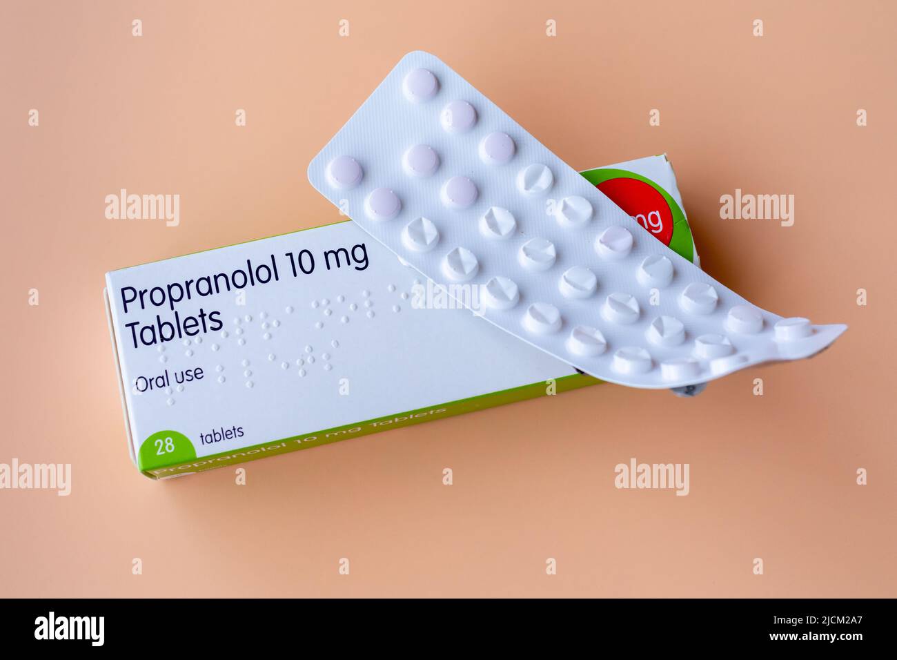 Fotografia di una scatola di compresse di Propranolol 10 mg, un beta bloccante usato per trattare la pressione alta, problemi cardiaci, tremori e ansia Foto Stock