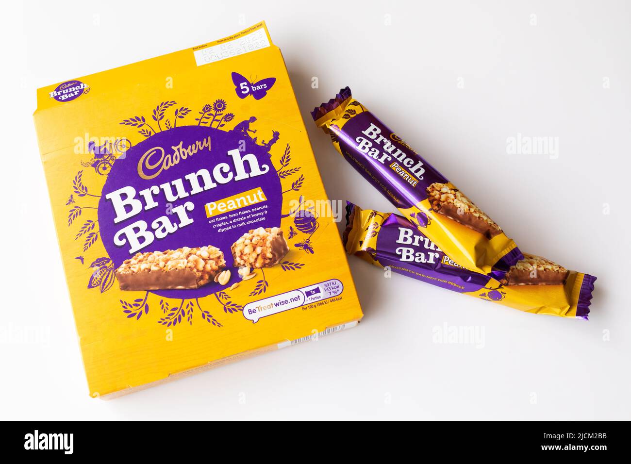 Bar con brunch alle arachidi Cadbury e due bar avvolti Foto Stock