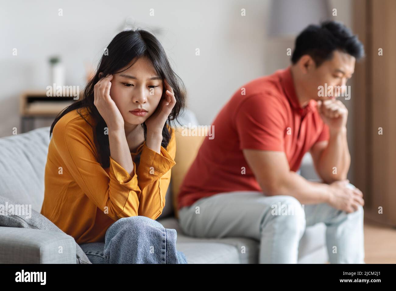 Sposi giapponesi frustrati dopo la lotta, interno domestico Foto Stock