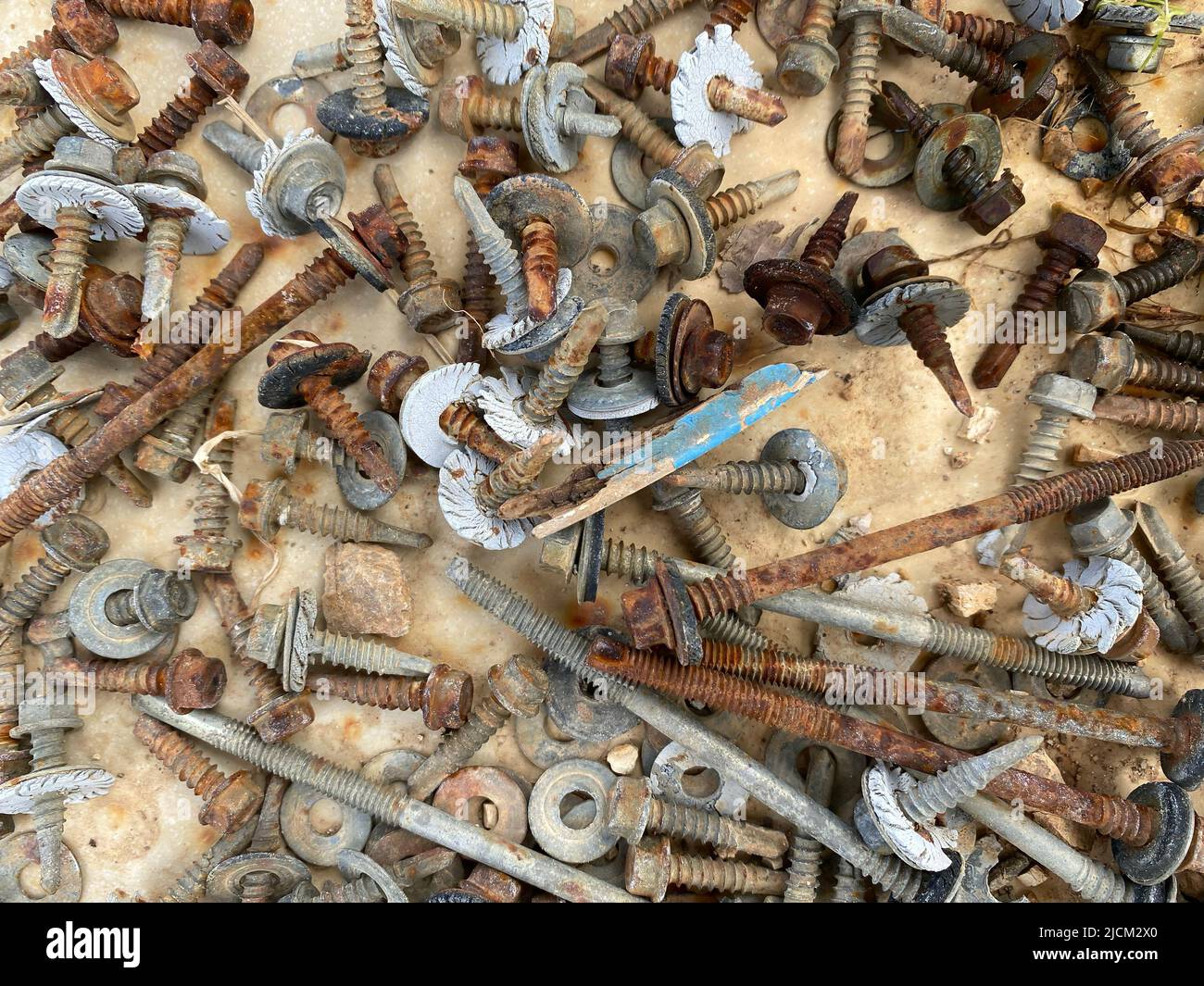 molte vecchie teste di vite arrugginite, bulloni, dadi metallici Foto Stock
