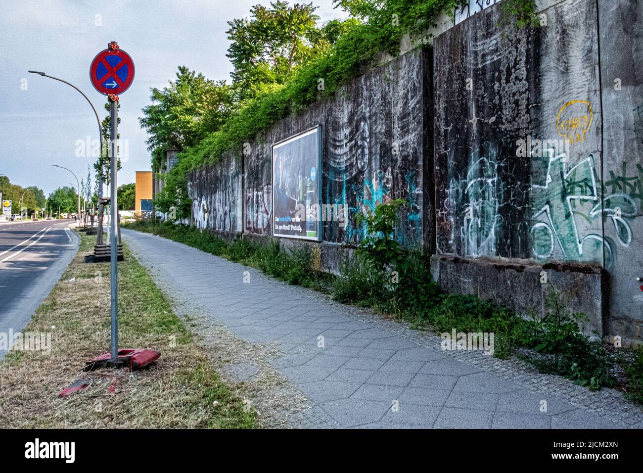 Muro di cemento dove l'ex muro di Berlino è stato posto, Kiefholzstrasse, Planterwald, Berlino, Germania Foto Stock