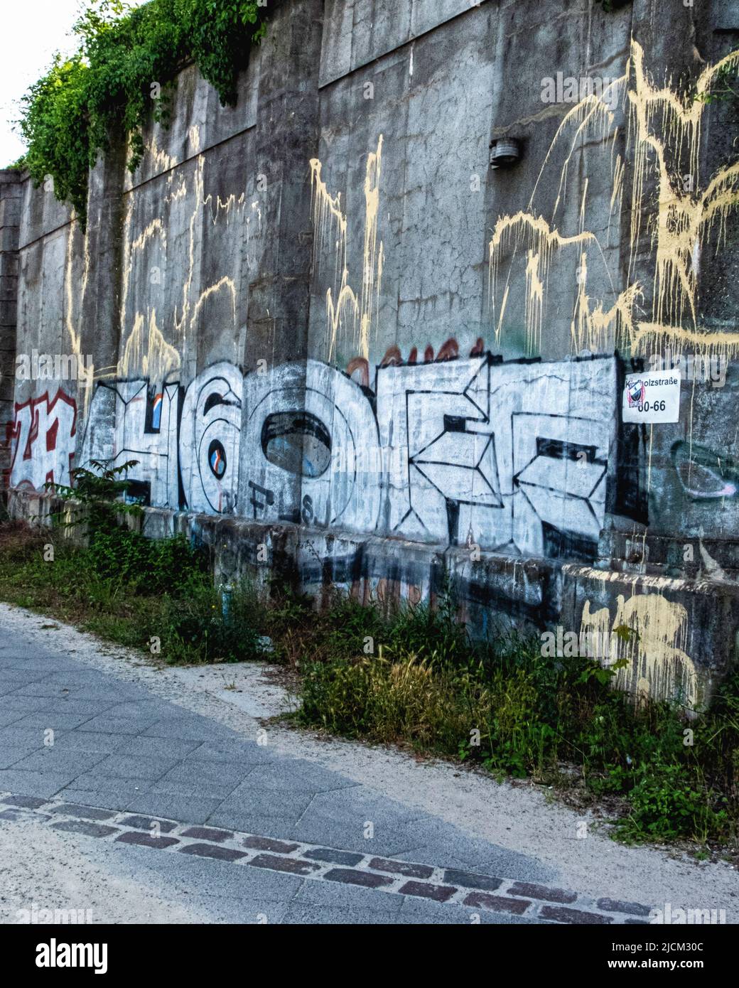 Muro di cemento dove l'ex muro di Berlino è stato posto, Kiefholzstrasse, Planterwald, Berlino, Germania Foto Stock