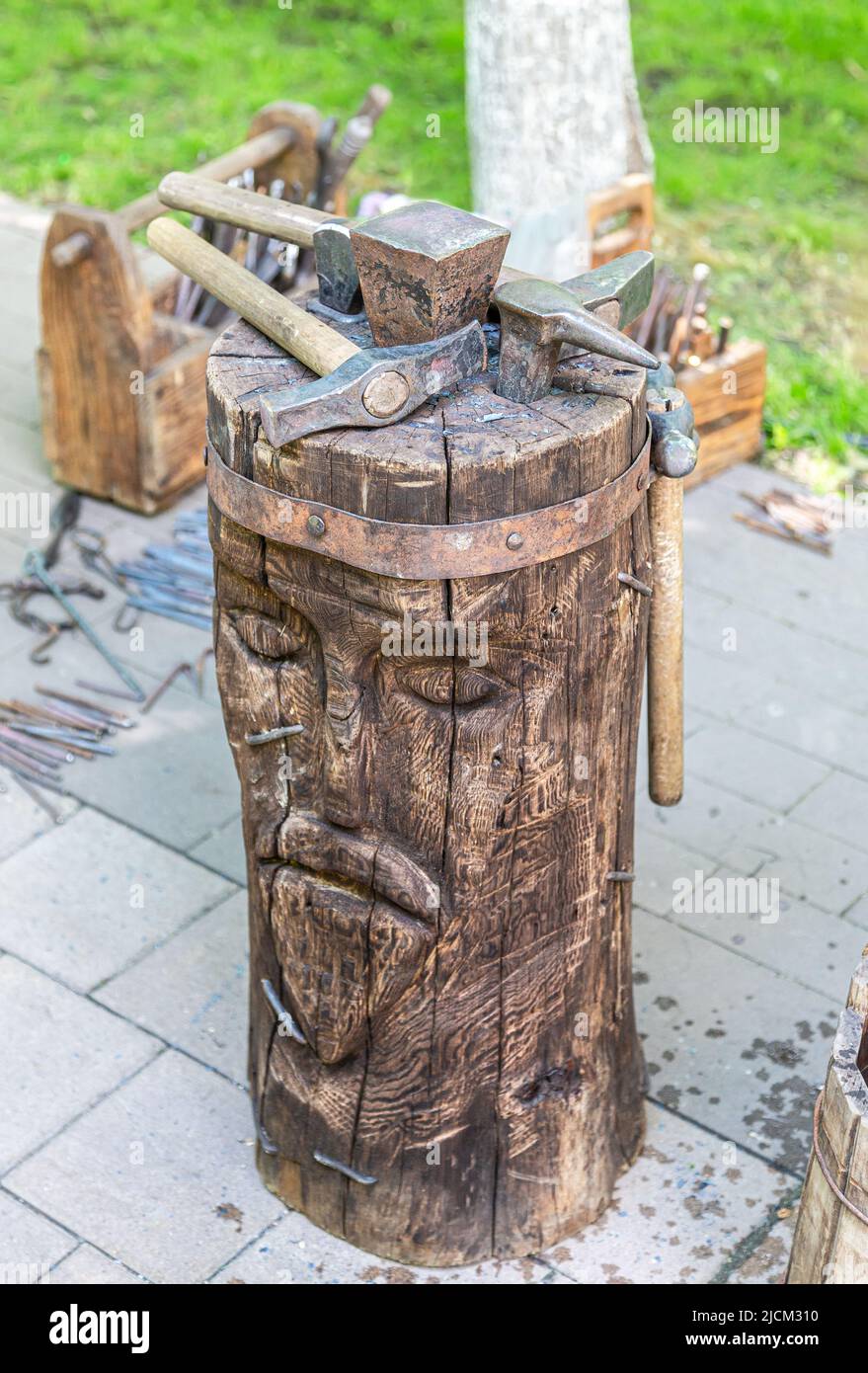 Vecchi attrezzi del fabbro arrugginiti all'aperto, primo piano in su. Spazio di lavoro fabbro Foto Stock