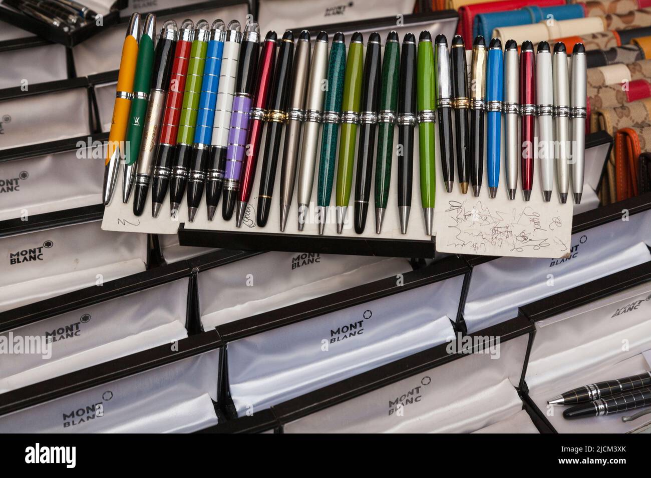 Merci contraffatte, penne false che pretendono di essere penna a marchio  del Monte Bianco, per la vendita su una bancarella del mercato a Xi'an in  Cina. PRC. (125 Foto stock - Alamy