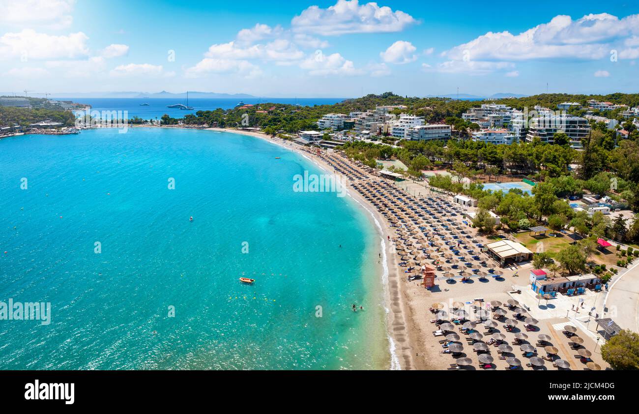 La bella spiaggia di Vouliagmeni nella riviera meridionale di Atene Foto Stock