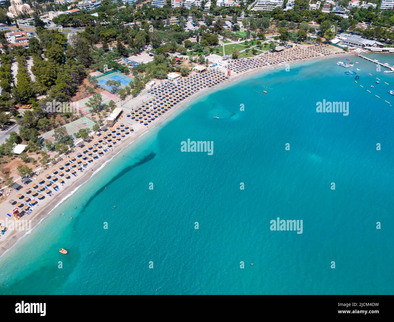 Vista aerea del mare limpido e smeraldo presso la spiaggia di Vouliagmeni Foto Stock