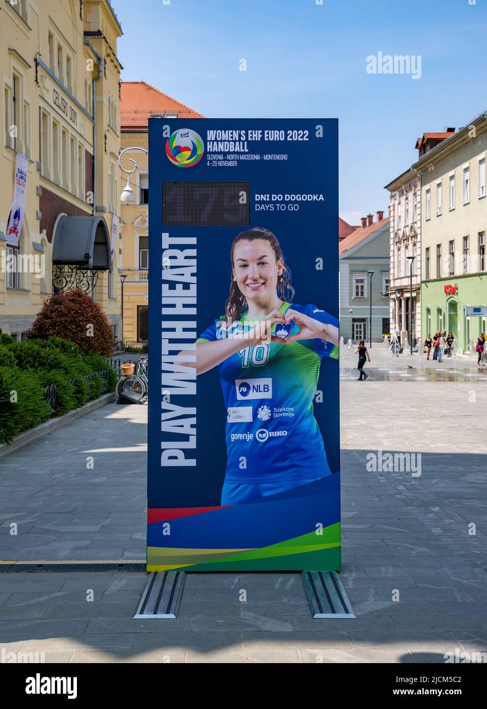 Un'immagine di un poster per il pallone da mano EHF Euro 2022 da donna con conto alla rovescia digitale. Foto Stock