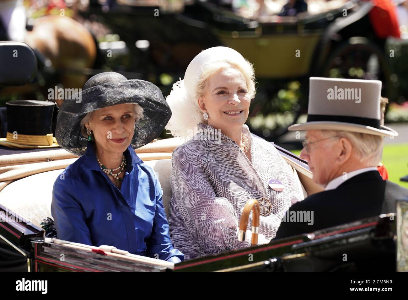 La duchessa di Gloucester e la principessa Michael di Kent che arrivano in carrozza durante la processione reale prima del giorno uno di Ascot reale all'ippodromo di Ascot. Data foto: Martedì 14 giugno 2022. Foto Stock