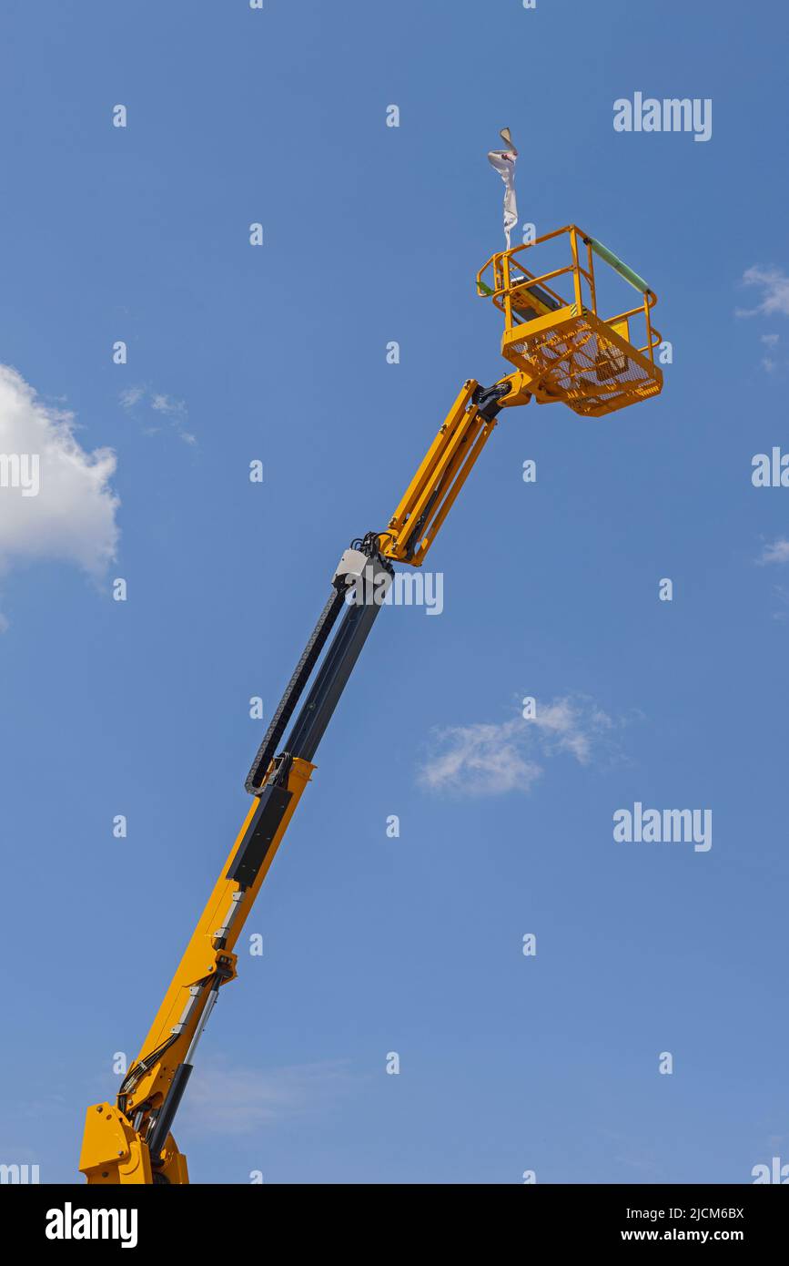 Cestello di lavoro aereo con braccio articolato elettroidraulico Foto Stock